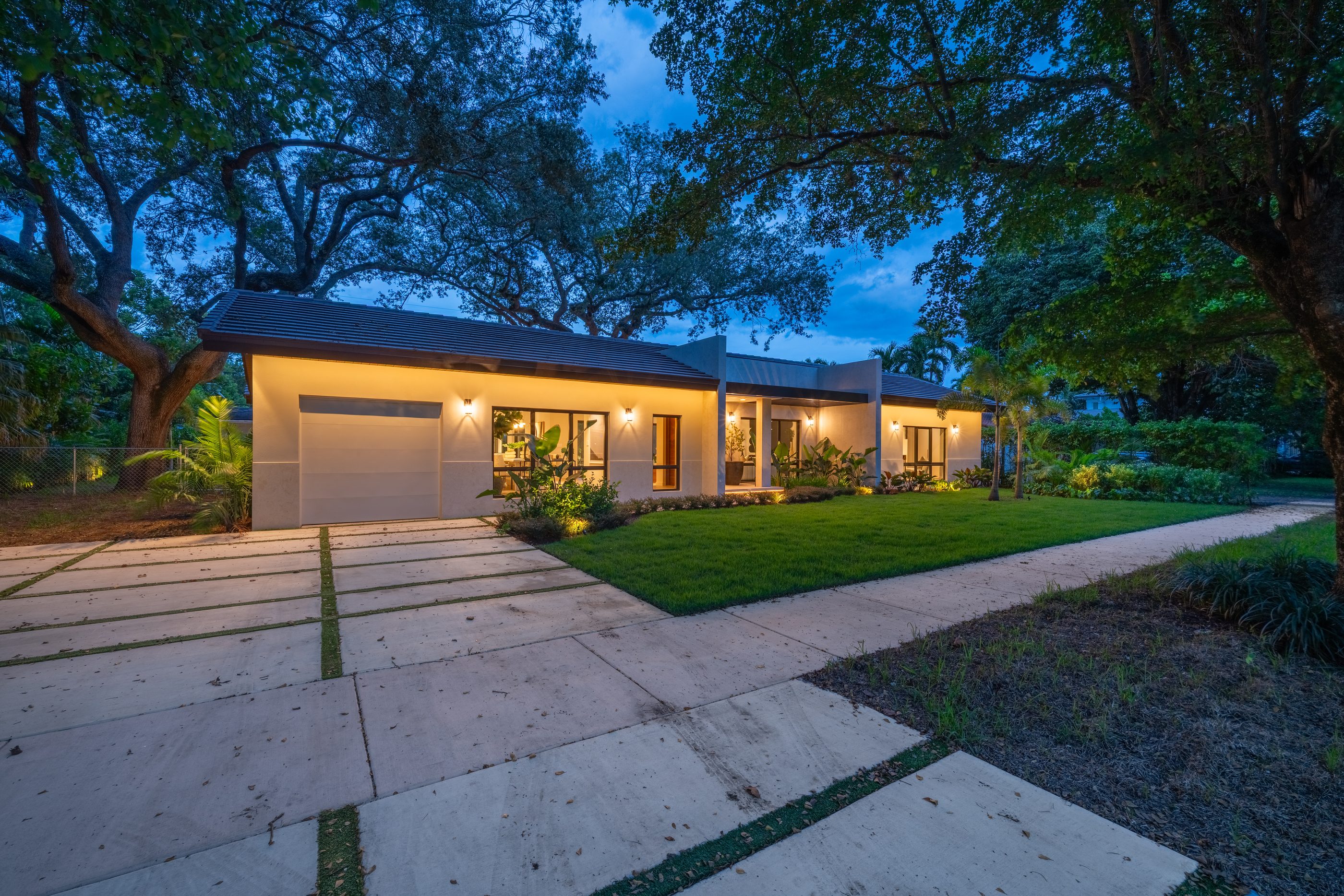 The front elevation and driveway of the Tarrega Treehouse